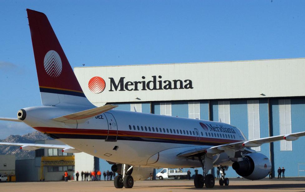 Un Boeing di Meridiana nell'hangar di Olbia