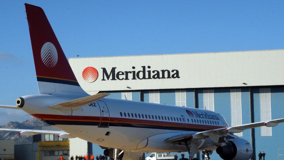 Un Boeing di Meridiana nell'hangar di Olbia