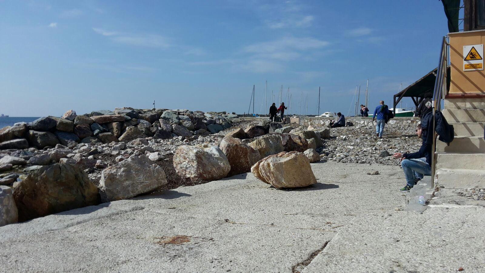 Il masso portato dalla potenza del mare sullo spiazzo dove di solito le persone si rilassano e prendono il sole