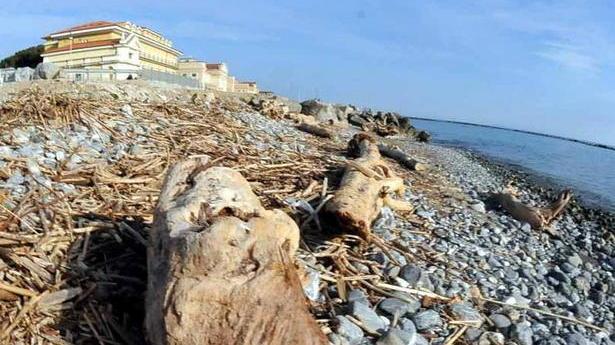 A Casone e Ricortola la spiaggia si pulisce gli scogli invece no
