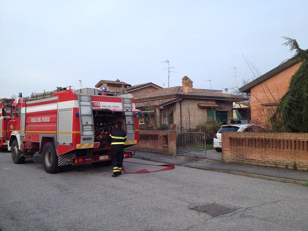 Villetta prende fuoco in viale Messico