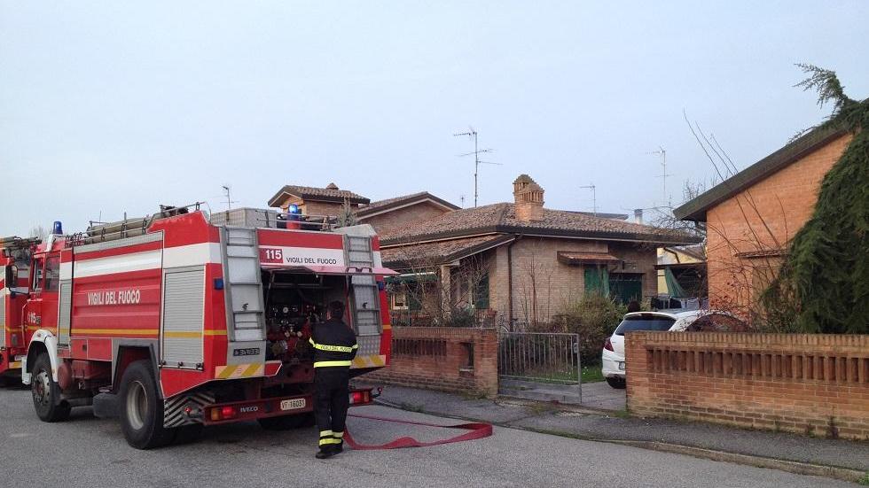 Villetta prende fuoco in viale Messico