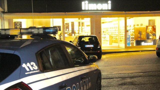 La polizia davanti alla profumeria Limoni di via Targetti in occasione di un'altra rapina