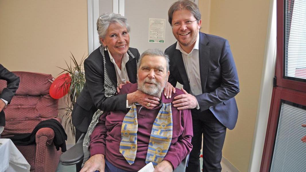 Danesin con la moglie e il sindaco Franchi dopo le nozze in ospedale