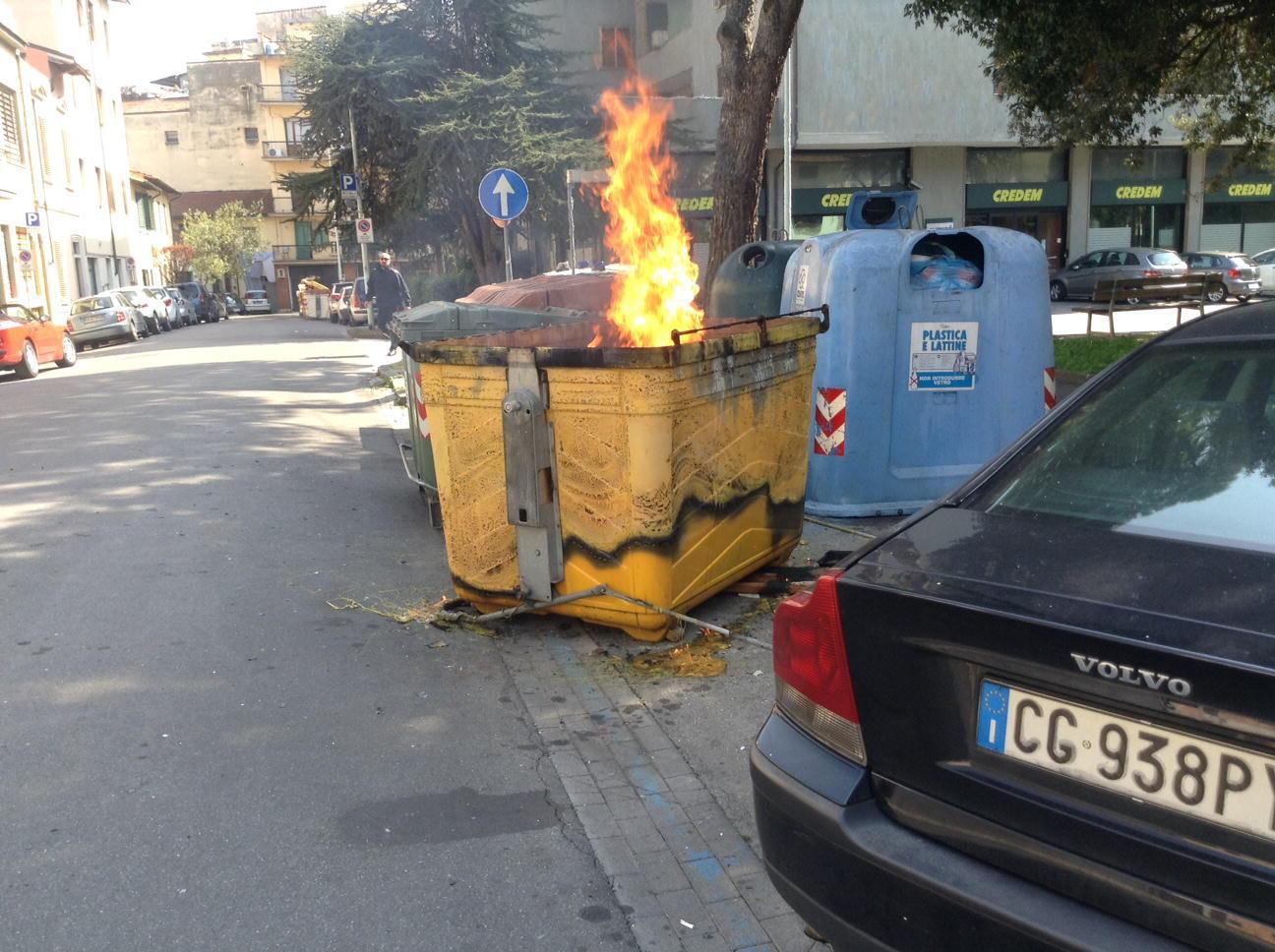Il cassonetto dato alle fiamme in via Baldinucci (foto Batavia)