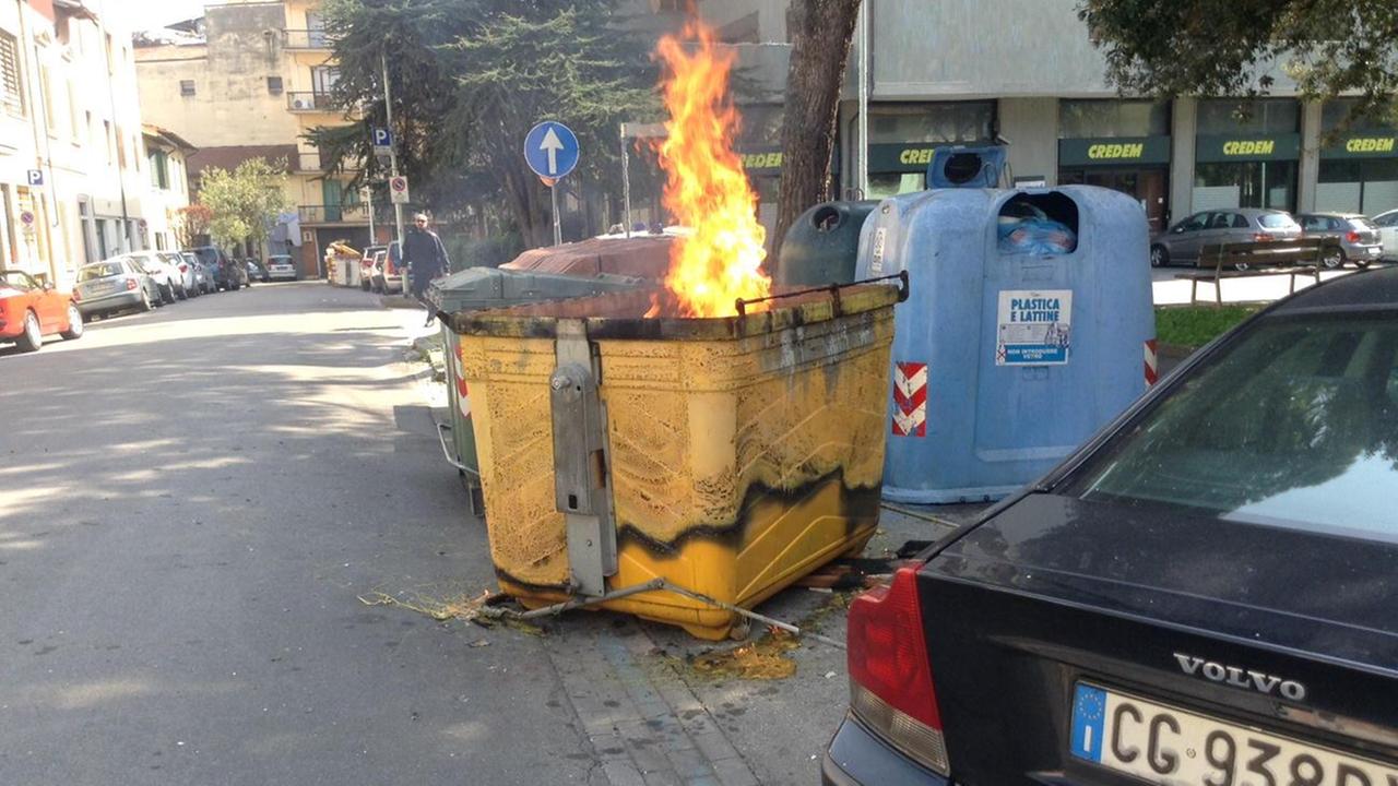 Il cassonetto dato alle fiamme in via Baldinucci (foto Batavia)