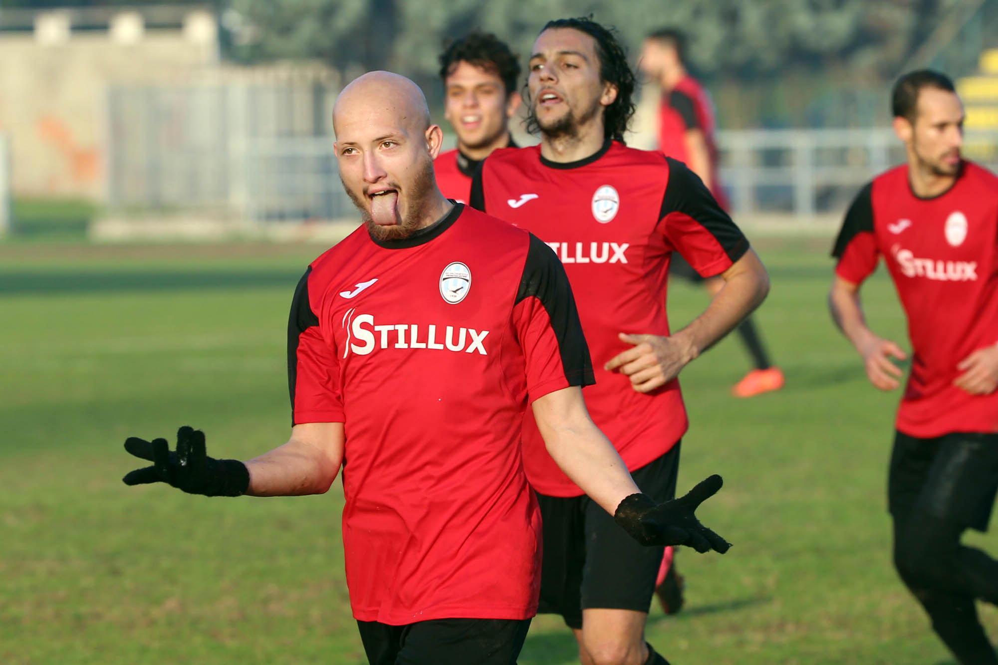 Santini mentre esulta per un suo gol (Foto Nucci)