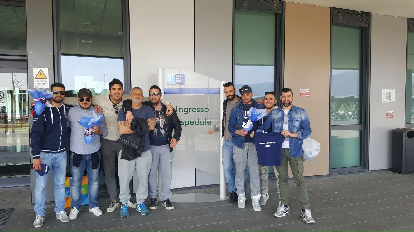 I tifosi del Prato all'ospedale Santo Stefano per donare le uova di Pasqua