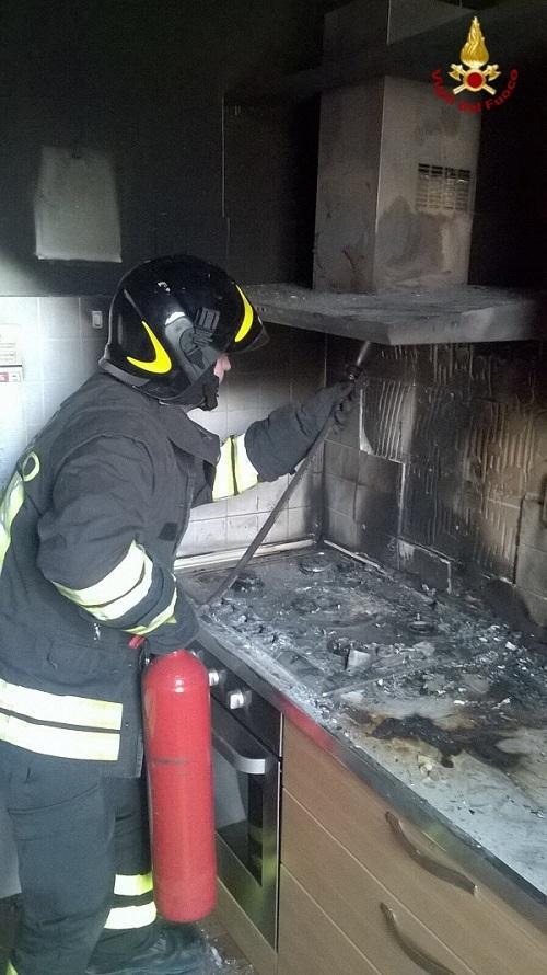 L'intervento dei vigili del fuoco in via Gramsci, a Montale (foto Vigili del fuoco)
