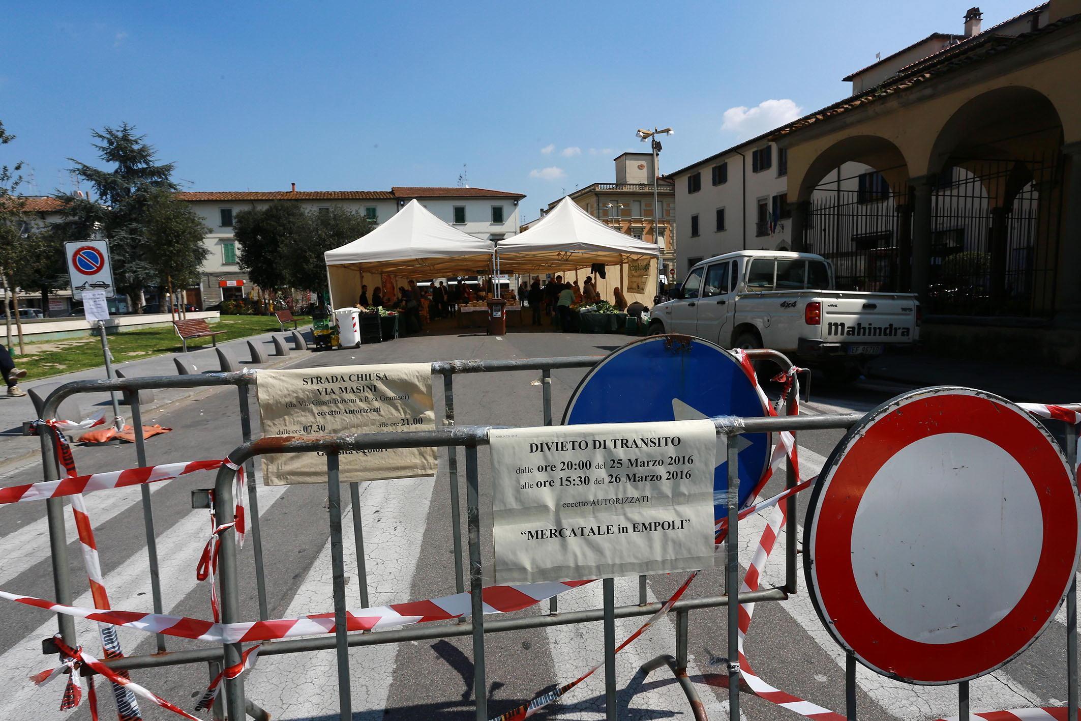 La strada chiusa per lo svolgimento del Mercatale (Foto Agenzia Carlo Sestini)