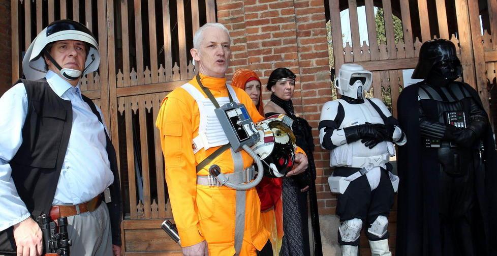 Personaggi di Star Ears di fronte alle Terme "La Salute" (Foto Nucci)
