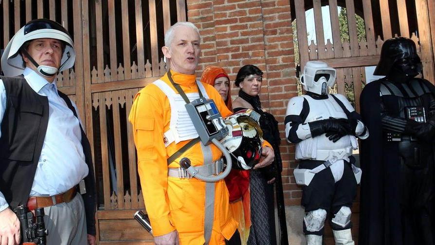 Personaggi di Star Ears di fronte alle Terme "La Salute" (Foto Nucci)