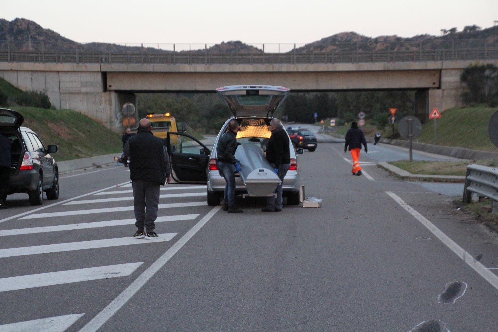 La salma di Giuseppe Fais viene portata via dal carro funebre