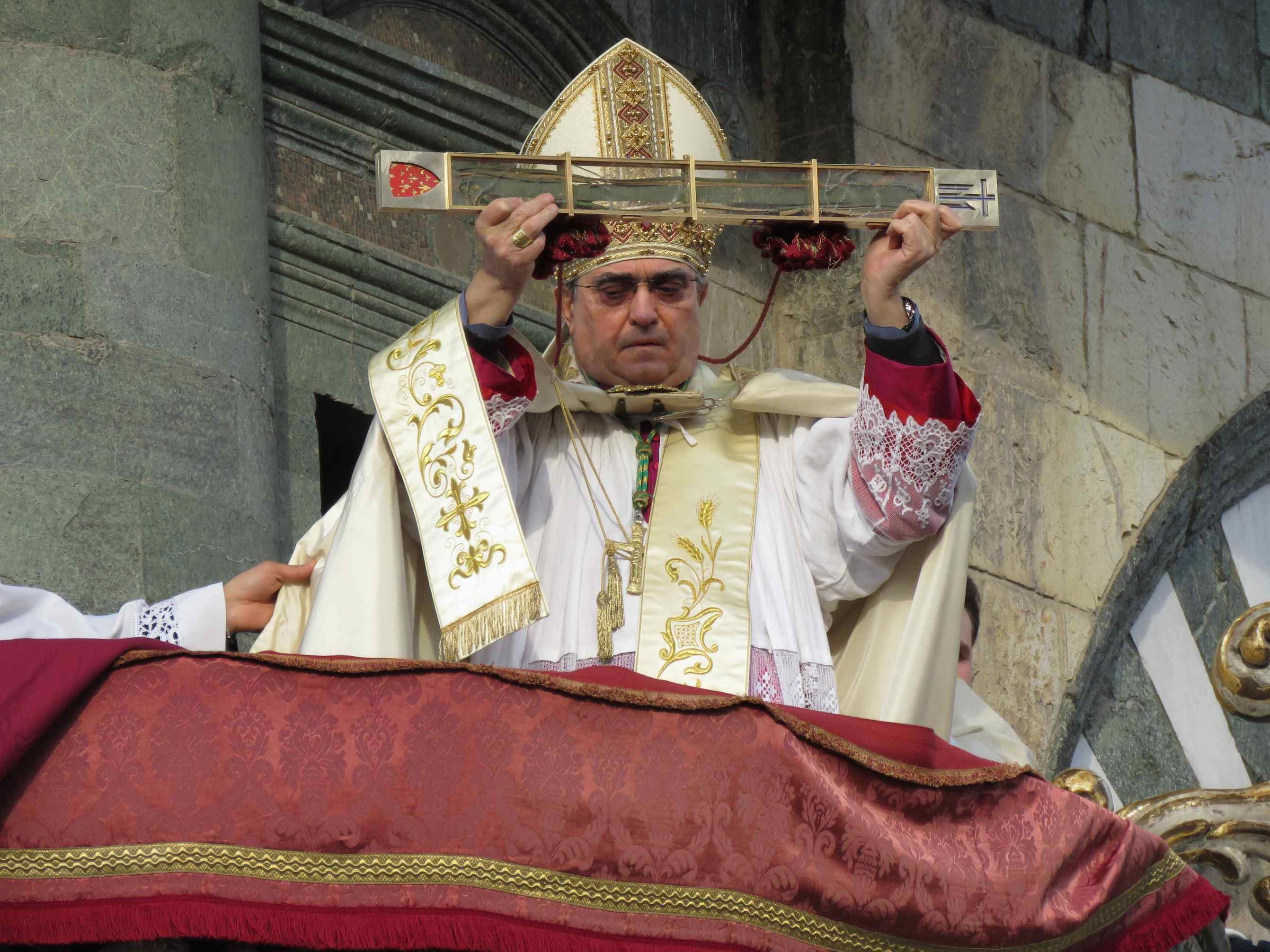 Il vescovo Franco Agostinelli durante l'ostensione del sacro cingolo