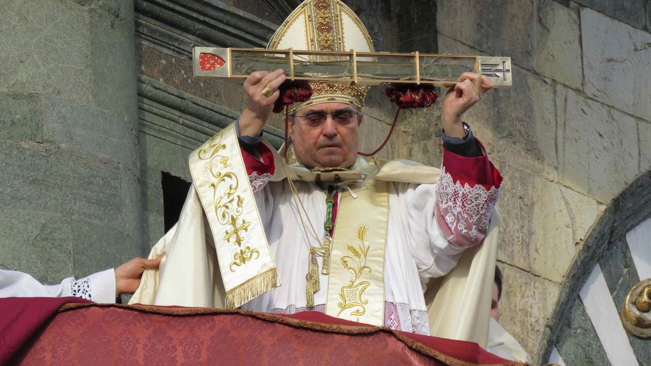 Il vescovo Franco Agostinelli durante l'ostensione del sacro cingolo