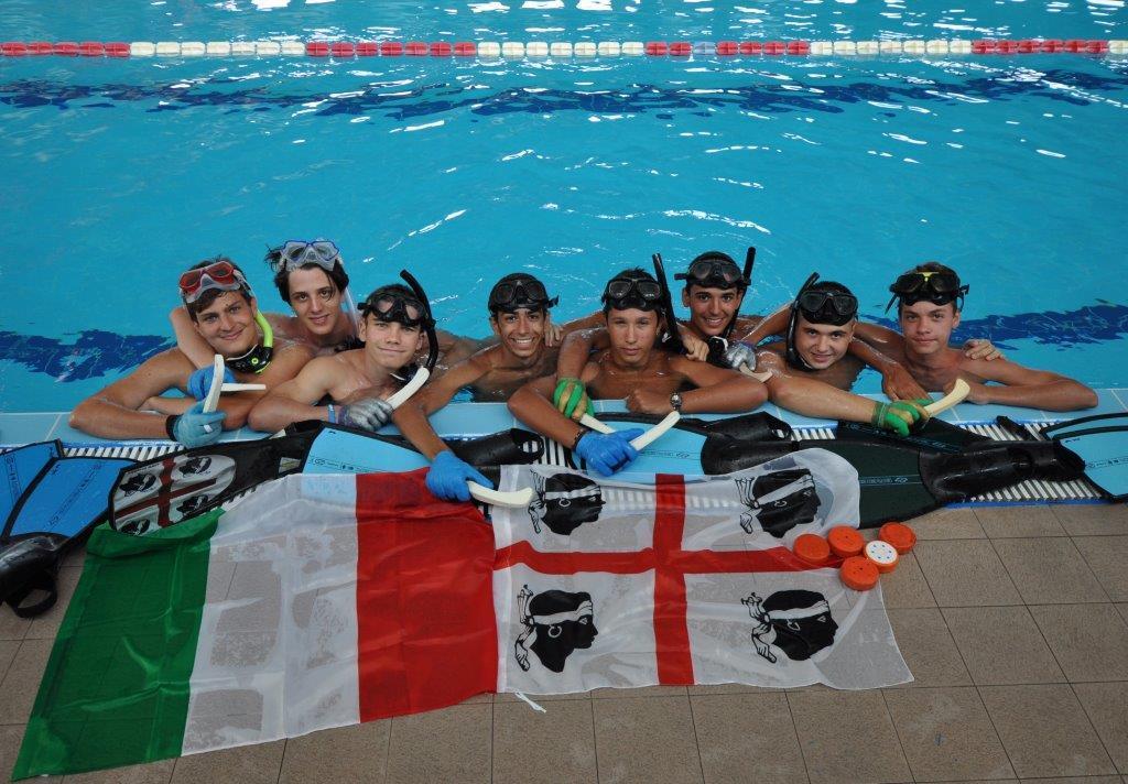 Da sinistra: Nicola Cargioli, David Buggi, Lorenzo D'Atri, Marco Porcella, Sergio Manca, Federico Arca, Federico Ledda, Massimo Pulixi: tranne David Buggi (secondo da sinistra) che gioca in una squadra di Roma sono i giocatori della Sub Cagliari che fanno parte della nazionale under 19