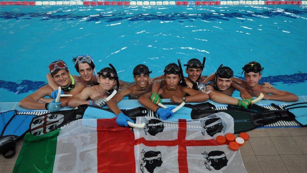 Da sinistra: Nicola Cargioli, David Buggi, Lorenzo D'Atri, Marco Porcella, Sergio Manca, Federico Arca, Federico Ledda, Massimo Pulixi: tranne David Buggi (secondo da sinistra) che gioca in una squadra di Roma sono i giocatori della Sub Cagliari che fanno parte della nazionale under 19