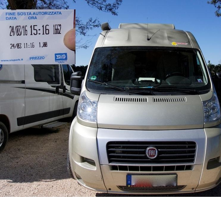 Un'auto parcheggiata e, nel riquadro, un ticket stampato alle 11.16 del 24 marzo