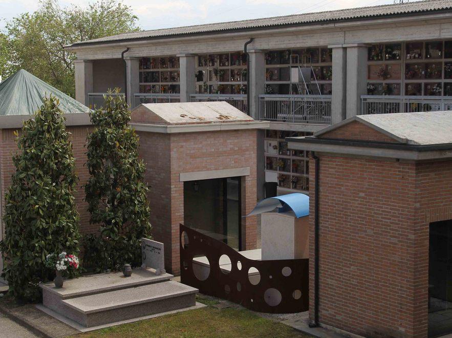 Chiusa nell’ascensore al cimitero, liberata dai vigili del fuoco 