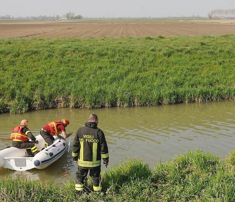 Sbanda con lo scooterone: 51enne di San Felice muore annegato nel canale 