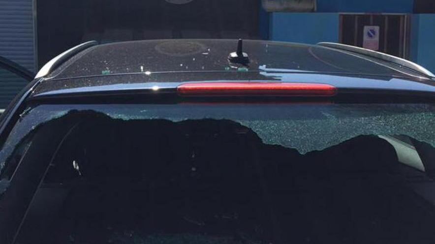 Il lunotto di una delle auto saccheggiate a Cecina Mare