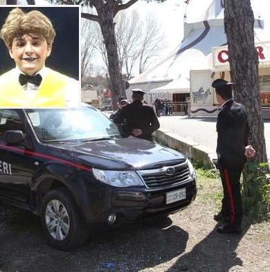 I carabinieri davanti al circo Millennium e, nel riquadro, il giovane clown ferito