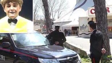 I carabinieri davanti al circo Millennium e, nel riquadro, il giovane clown ferito