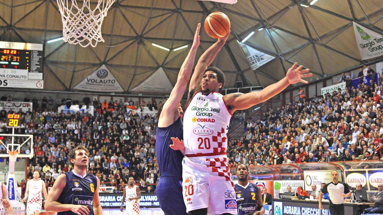 Wayne Blackshear in schiacciata (foto Gori)