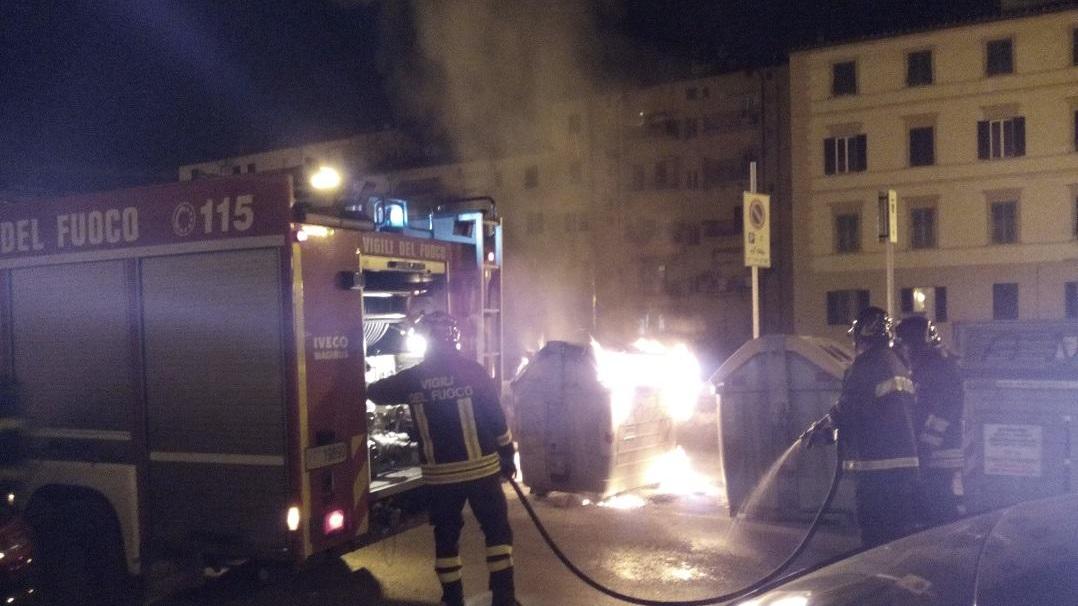Un cassonetto dato alle fiamme sugli scali Bettarini (foto Eva Bertolacci)