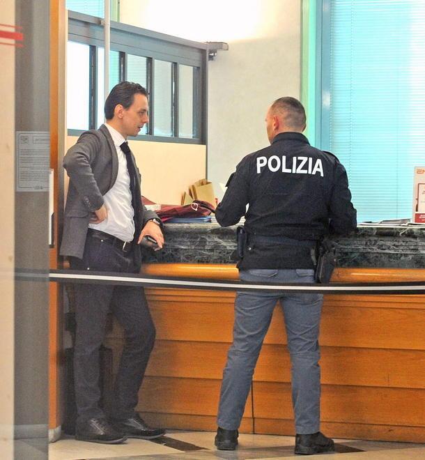 Due banche in due ore a Pistoia e Lucca caccia al bandito mascherato 