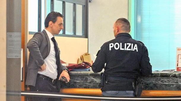 Due banche in due ore a Pistoia e Lucca caccia al bandito mascherato