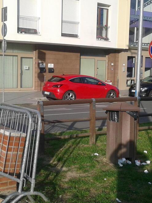 Giardino con sporco e un muro a rischio crollo 