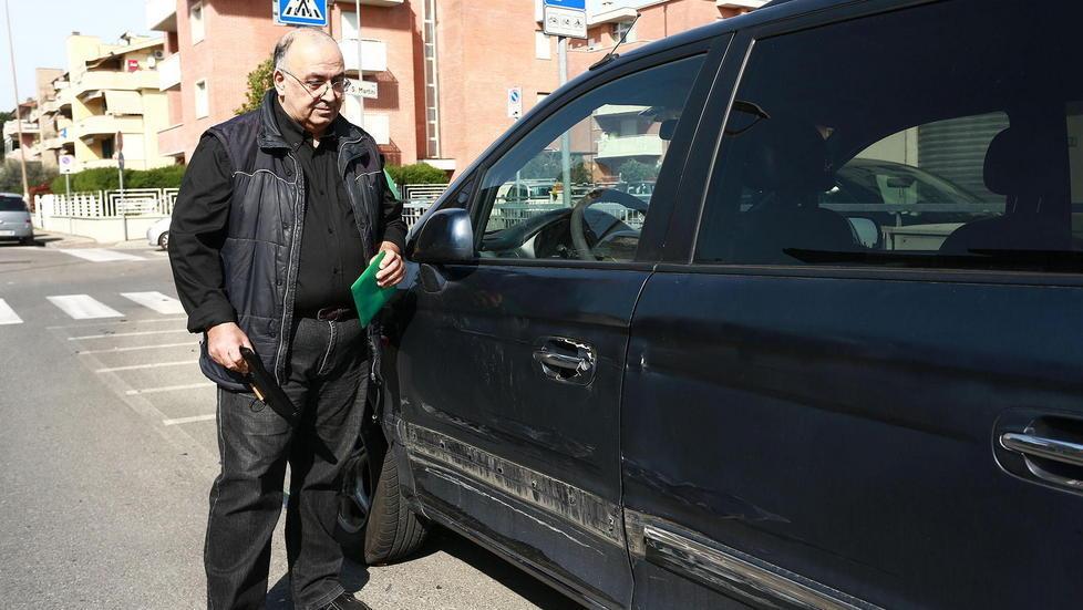 Sbatte contro un’auto e scappa In via Lucchese troppi pericoli 