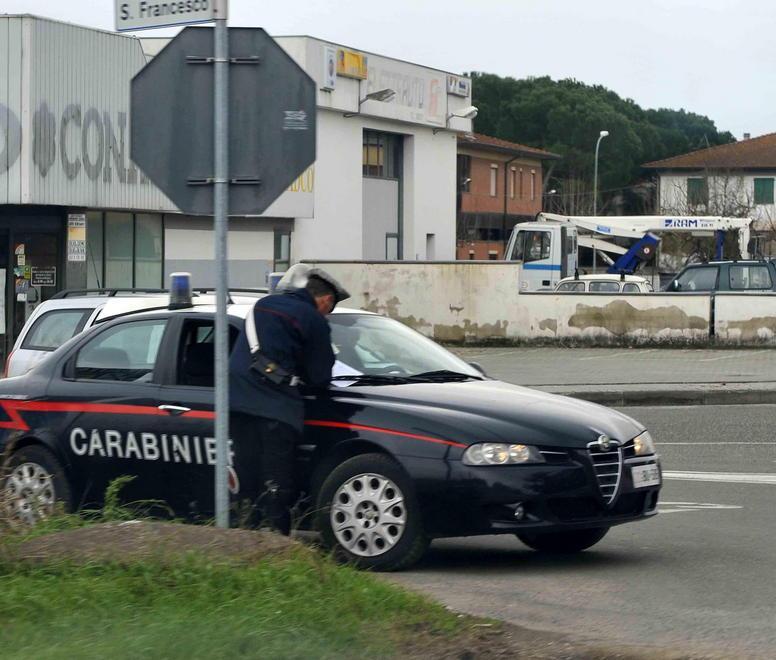 Una donna scippata aiuta a bloccare i due ladri 