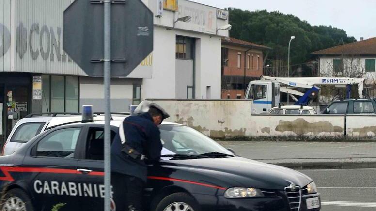 Una donna scippata aiuta a bloccare i due ladri