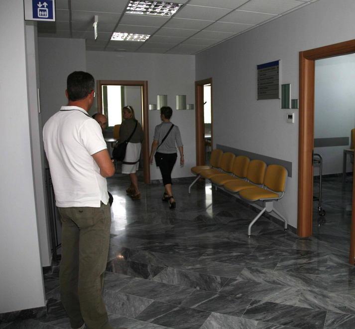 Incinta al nono mese, fa la coda «Nessuna corsia preferenziale»