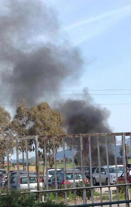 Auto distrutta dal fuoco nel parcheggio di Aferpi 