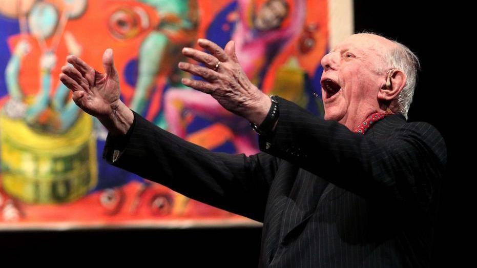 Dario Fo festeggia sul palco i suoi magnifici novant’anni