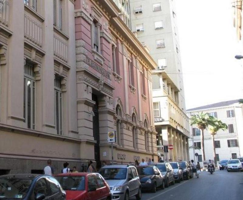 Rapinatrice con le forbici bloccata da due autisti Atp 