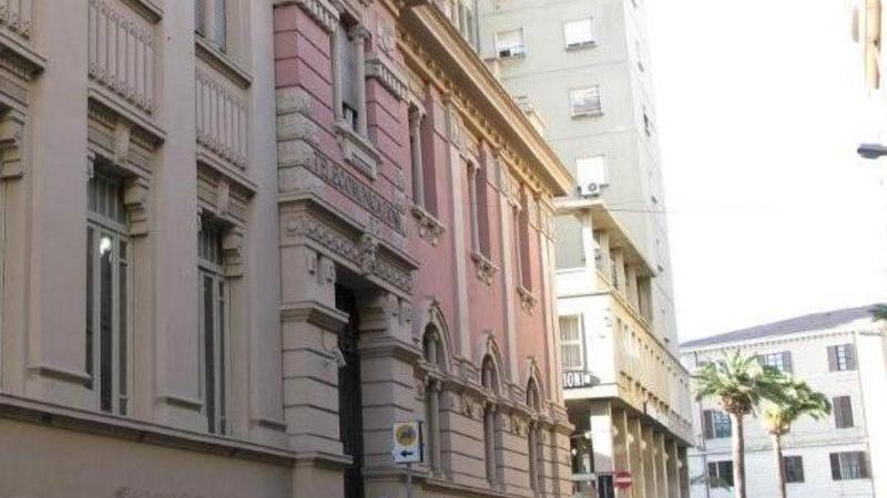 Rapinatrice con le forbici bloccata da due autisti Atp