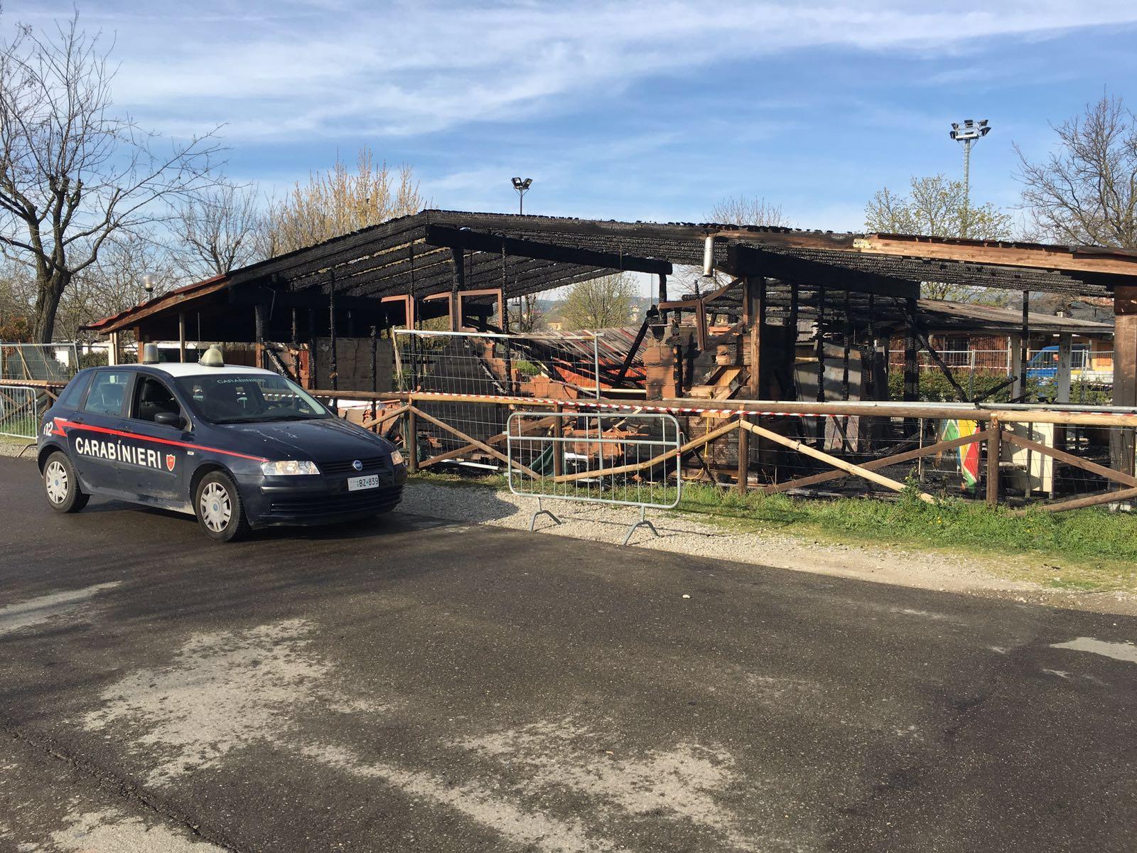 Incendio devasta un capanno al Parco Secchia di Villalunga 
