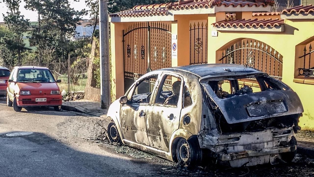 Un'auto incendiata a Sanluri (foto Mario Rosas)
