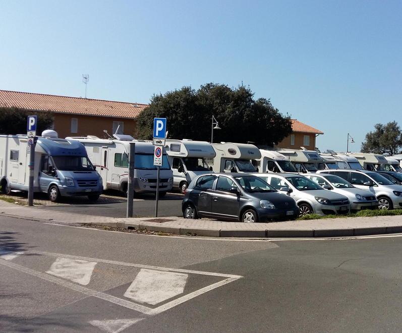 Il parcheggio di via Berti Mantellassi colmo di camper