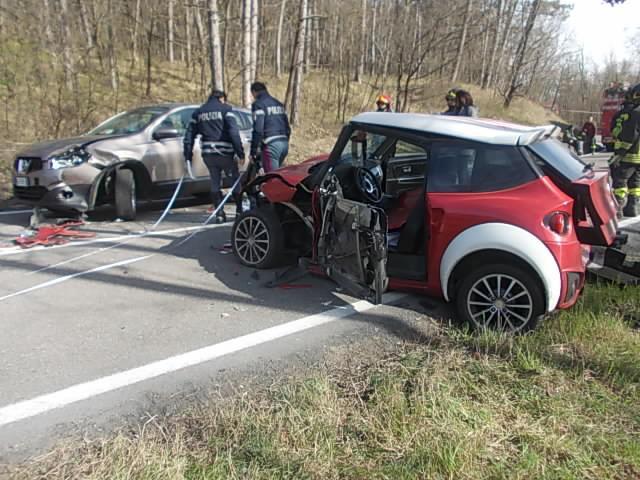 Incidente sulla statale 63 la mattina di Pasqua, grave una 25enne