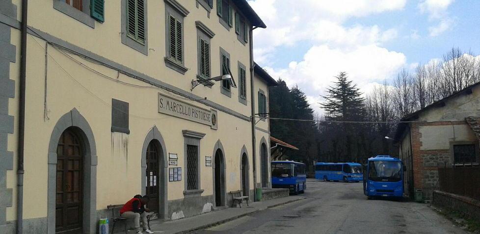 Incendia un autobus per riscaldarsi e viene arrestato 