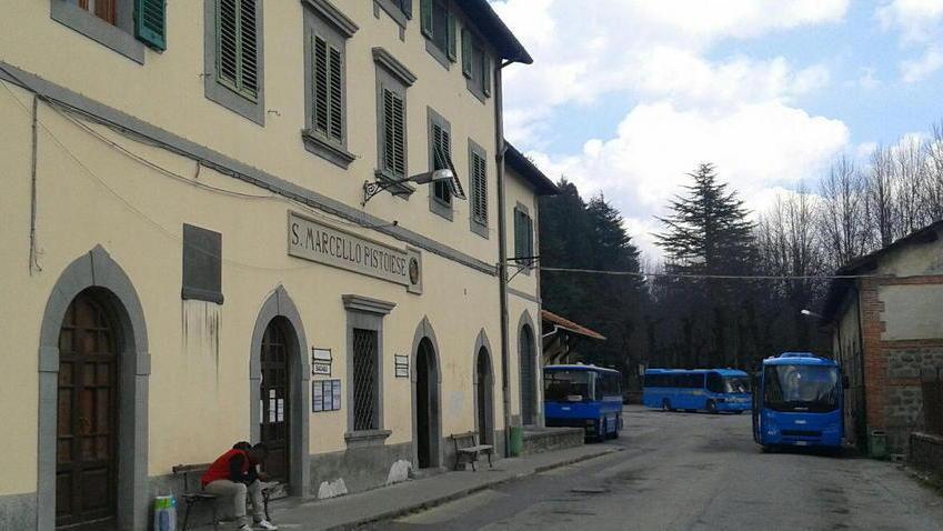 Incendia un autobus per riscaldarsi e viene arrestato