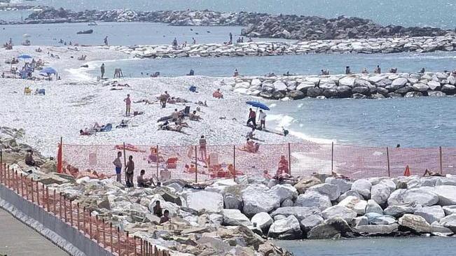 Spiagge di ghiaia «La ditta dovrà finire il cantiere»