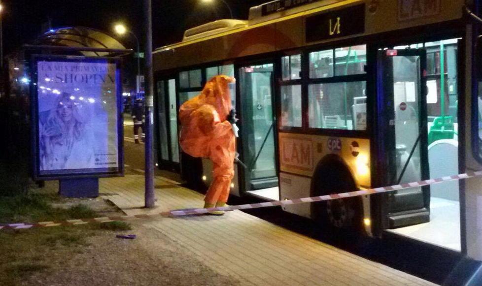 Crea il panico e fugge dopo l’allarme sul bus è “caccia” alla trans 