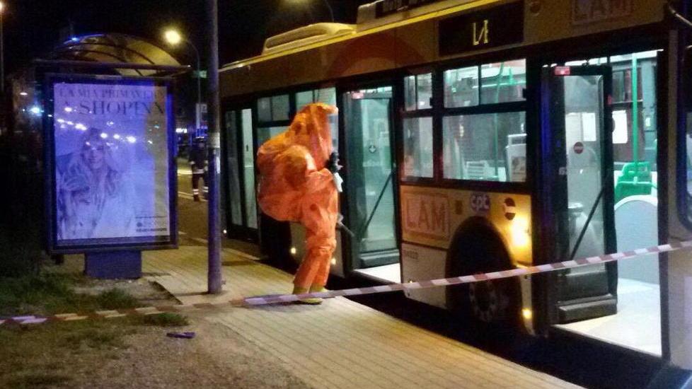 Crea il panico e fugge dopo l’allarme sul bus è “caccia” alla trans