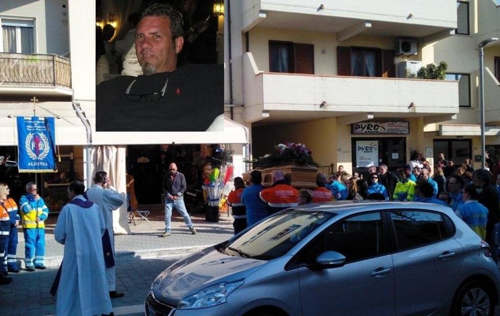 Addio Luca, i volontari portano a spalla la bara 